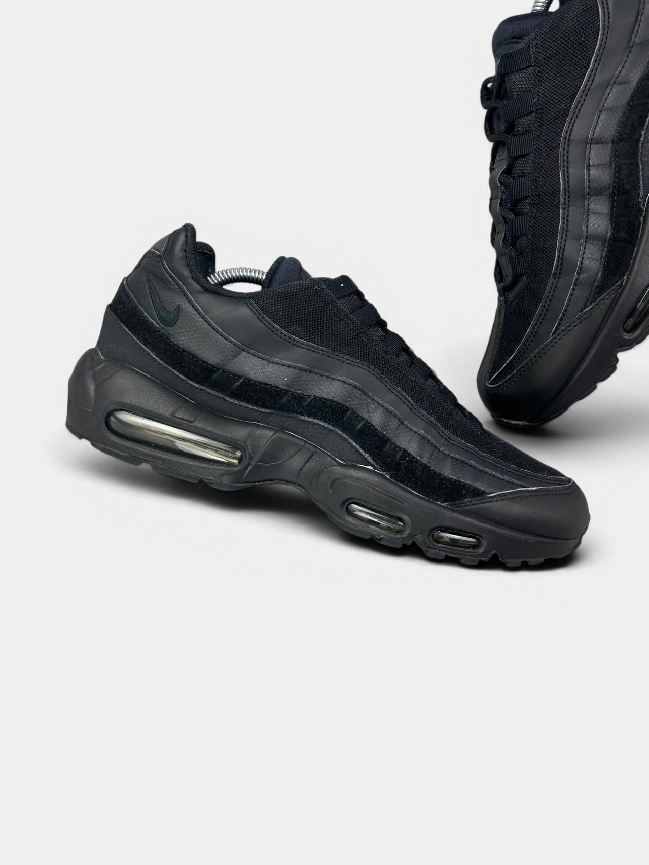 Nike Air Max 95 Essential Triple Black — buty sportowe męskie w bardzo dobrym stanie rozmiar 44.5, zewnętrzny panel lewego buta