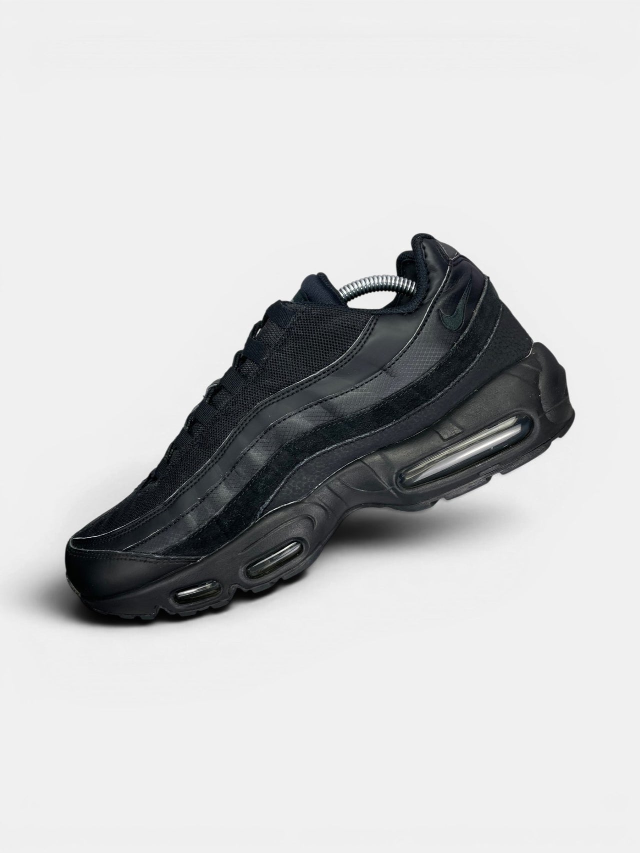 Nike Air Max 95 Essential Triple Black — buty sportowe męskie w bardzo dobrym stanie rozmiar 44.5, widok z góry na wewnętrzną stronę butów