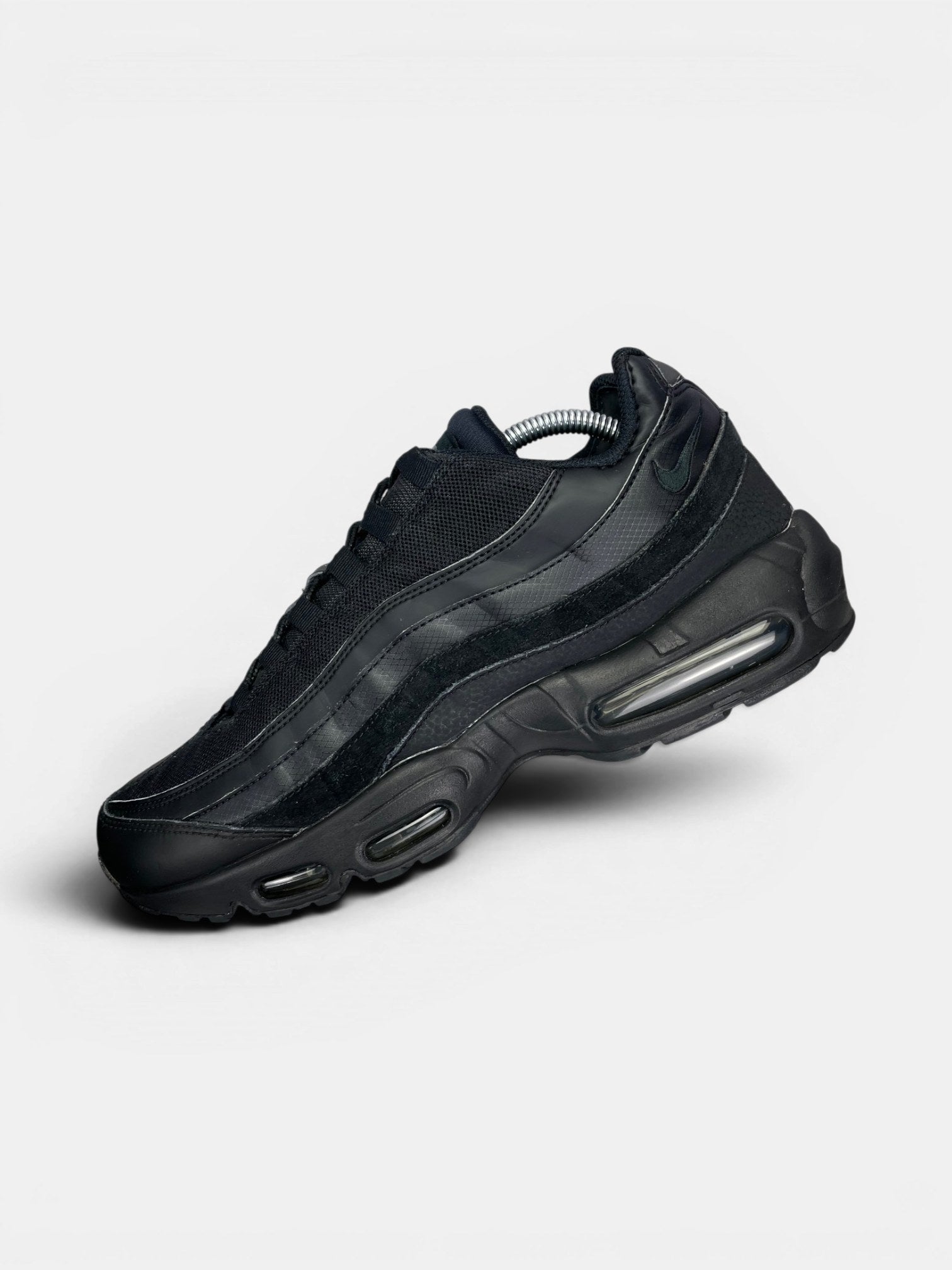 Nike Air Max 95 Essential Triple Black — buty sportowe męskie w bardzo dobrym stanie rozmiar 44.5, widok z góry na wewnętrzną stronę butów