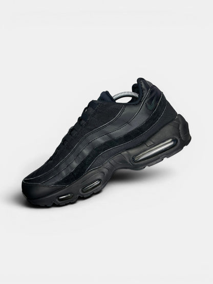 Nike Air Max 95 Essential Triple Black — buty sportowe męskie w bardzo dobrym stanie rozmiar 44.5, widok z góry na wewnętrzną stronę butów