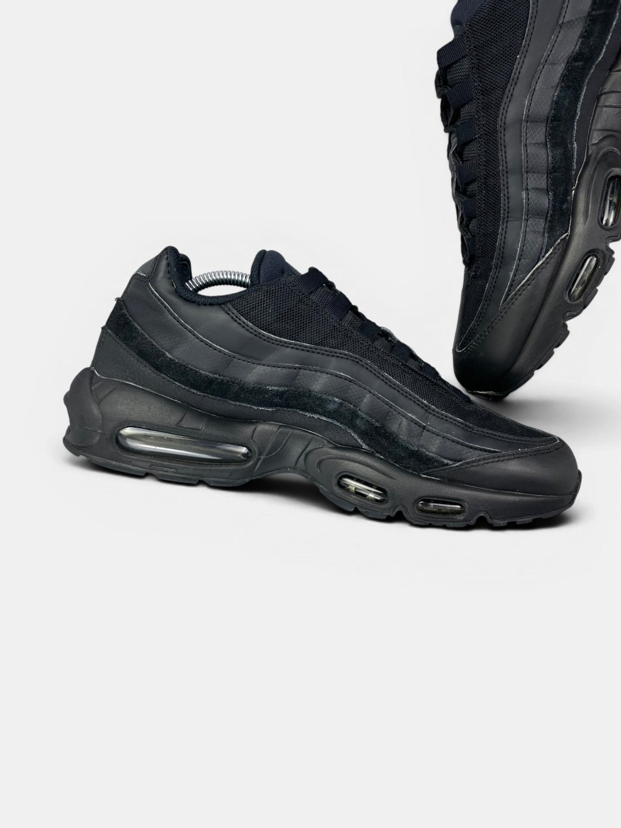 Nike Air Max 95 Essential Triple Black — buty sportowe męskie w bardzo dobrym stanie rozmiar 44.5, wewnętrzny panel lewego buta