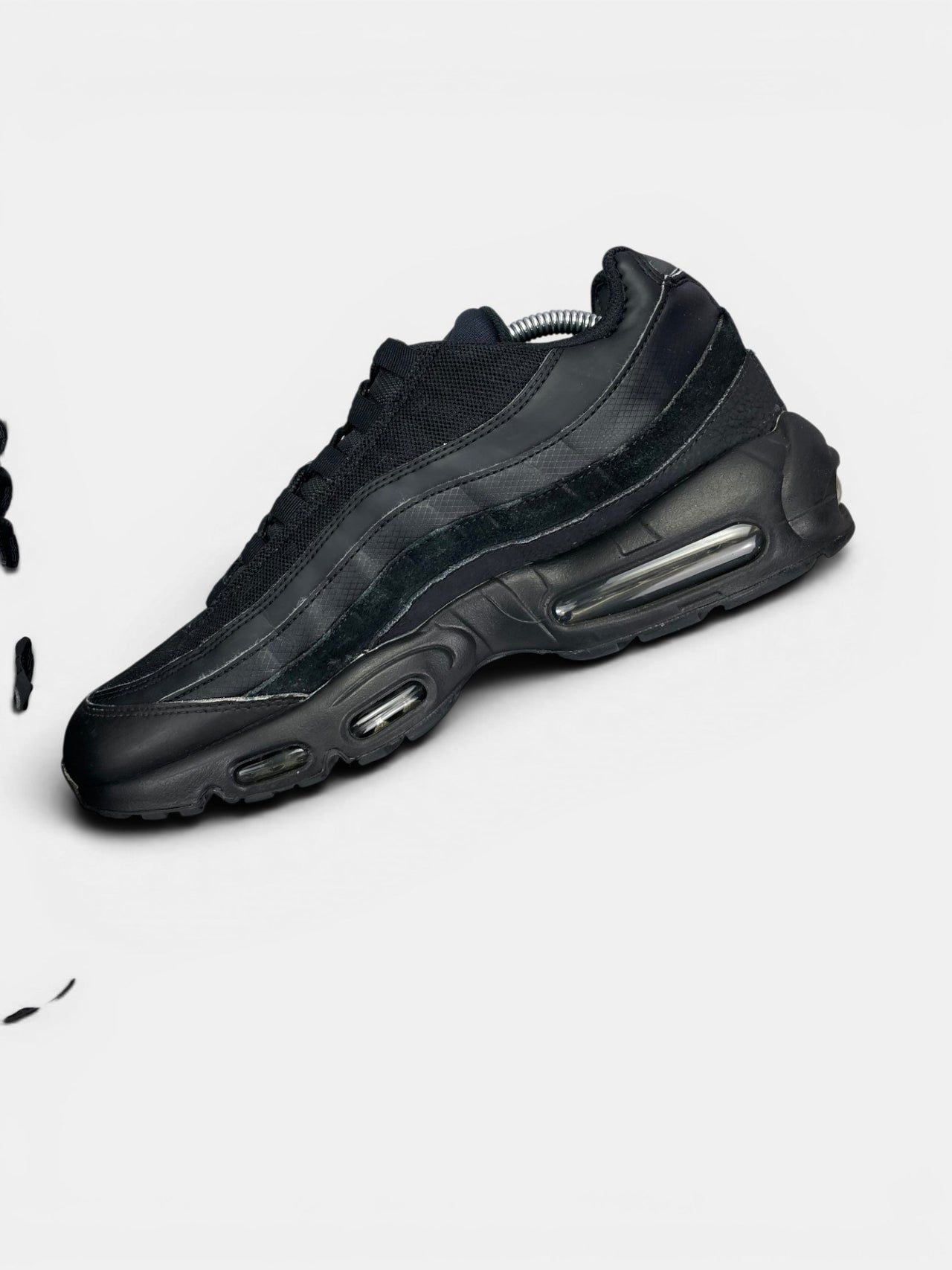Nike Air Max 95 Essential Triple Black — buty sportowe męskie w bardzo dobrym stanie rozmiar 44.5, wewnętrzny panel prawego buta