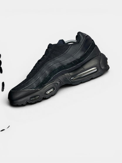 Nike Air Max 95 Essential Triple Black — buty sportowe męskie w bardzo dobrym stanie rozmiar 44.5, wewnętrzny panel prawego buta