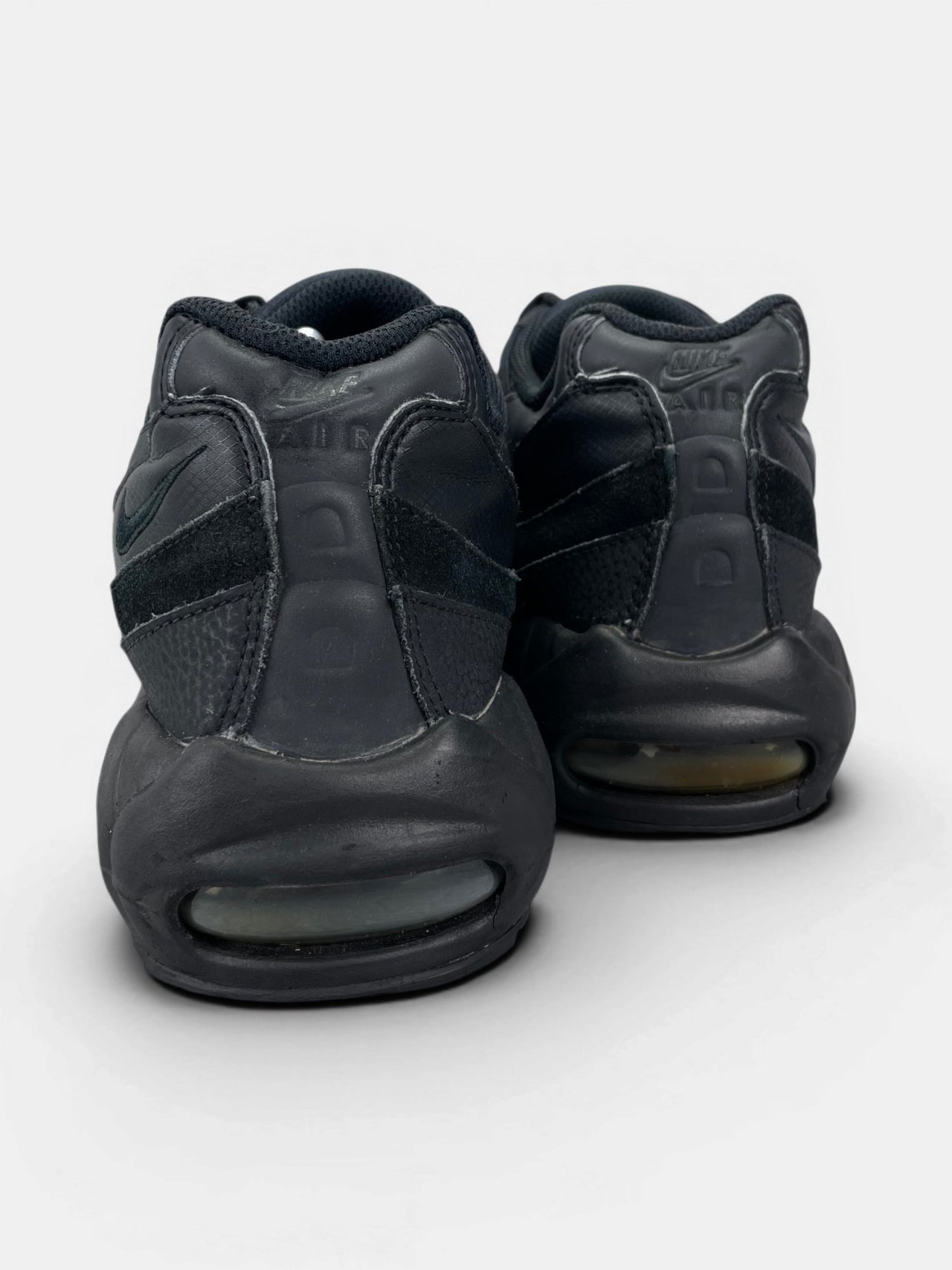 Nike Air Max 95 Essential Triple Black — buty sportowe męskie w bardzo dobrym stanie rozmiar 44.5, widok z tyłu