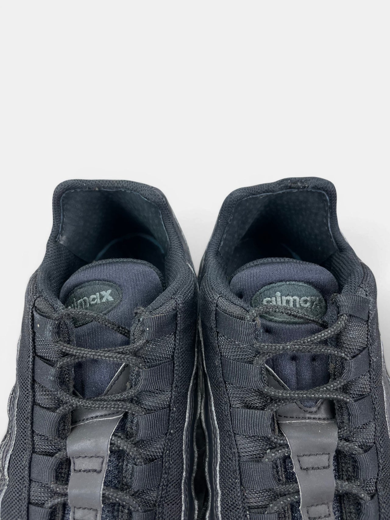 Nike Air Max 95 Essential Triple Black — buty sportowe męskie w bardzo dobrym stanie rozmiar 44.5, zapiętki butów