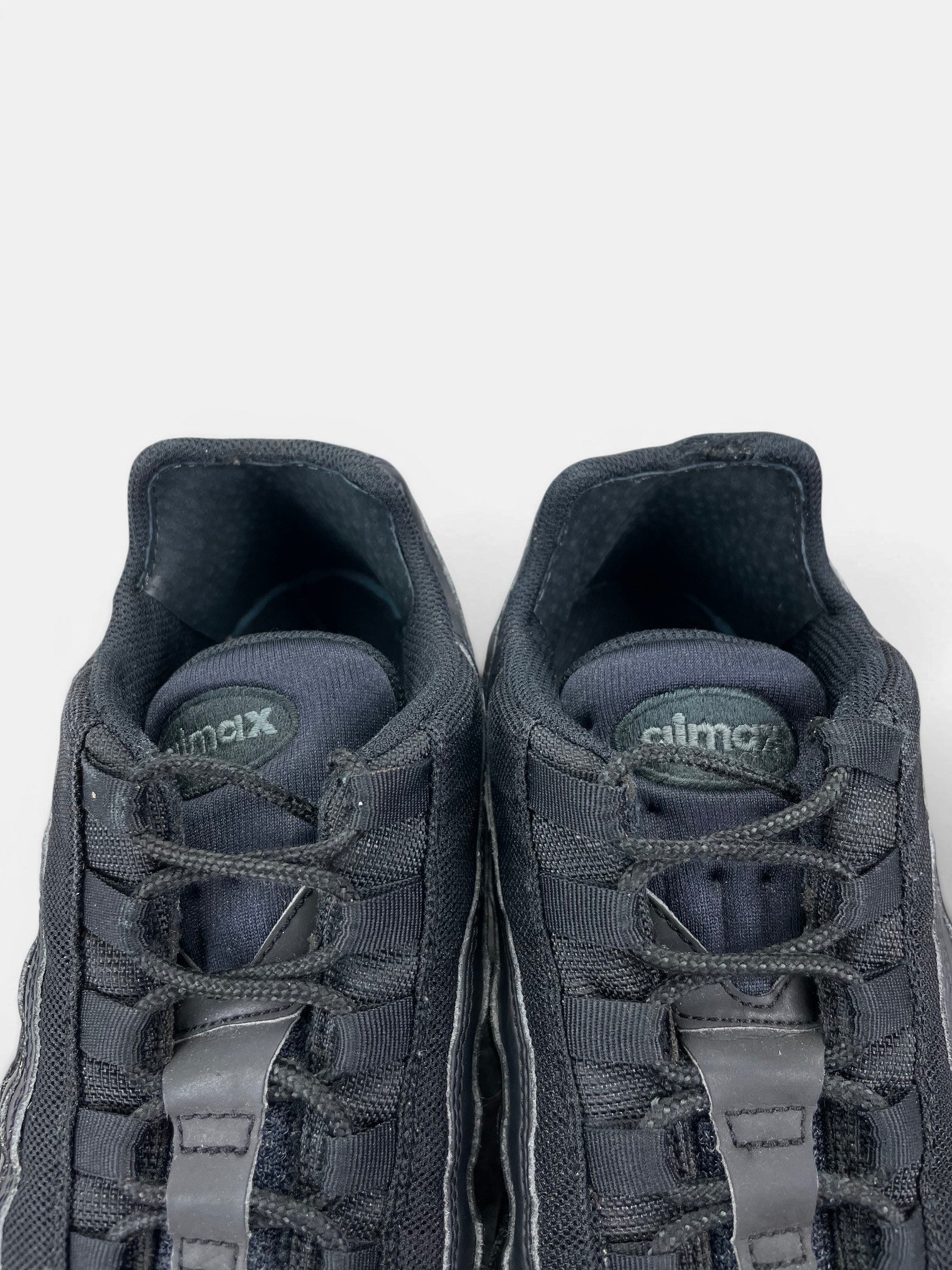 Nike Air Max 95 Essential Triple Black — buty sportowe męskie w bardzo dobrym stanie rozmiar 44.5, zapiętki butów