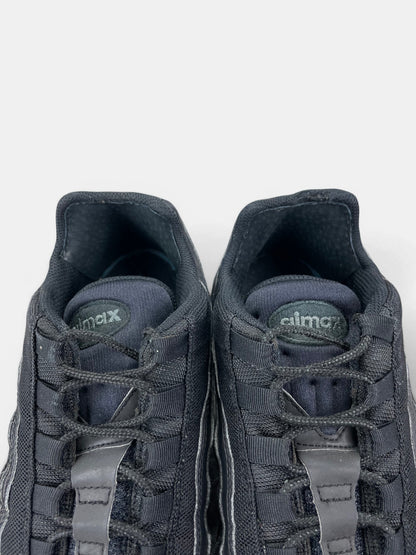 Nike Air Max 95 Essential Triple Black — buty sportowe męskie w bardzo dobrym stanie rozmiar 44.5, zapiętki butów