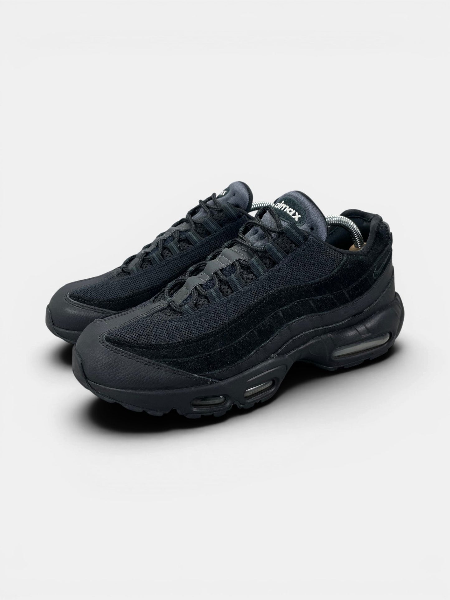 Nike Air Max 95 Essential Triple Black — buty sportowe męskie w bardzo dobrym stanie rozmiar 43, widok z boku