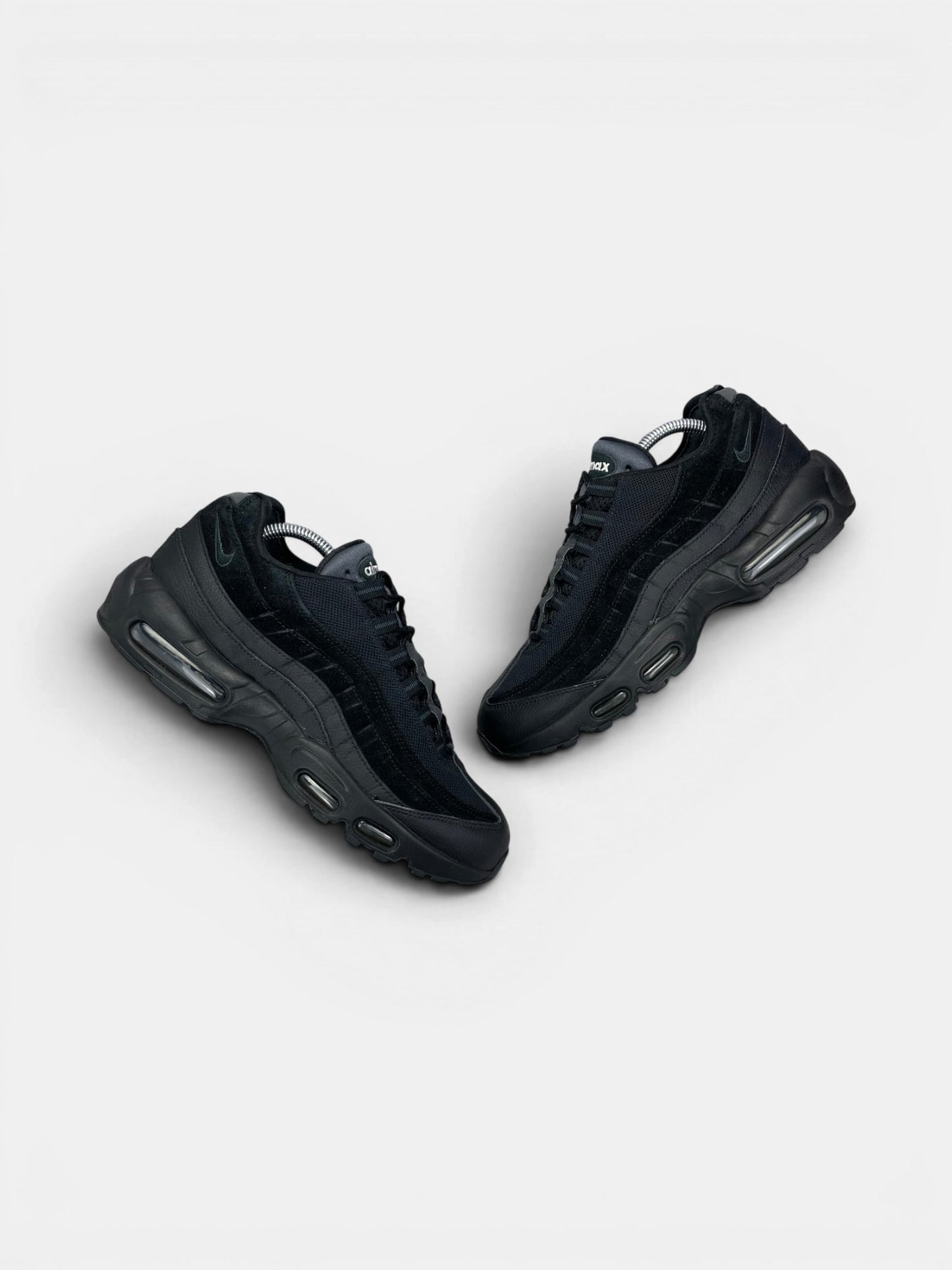 Nike Air Max 95 Essential Triple Black — buty sportowe męskie w bardzo dobrym stanie rozmiar 43, widok z góry na zewnętrzną stronę butów