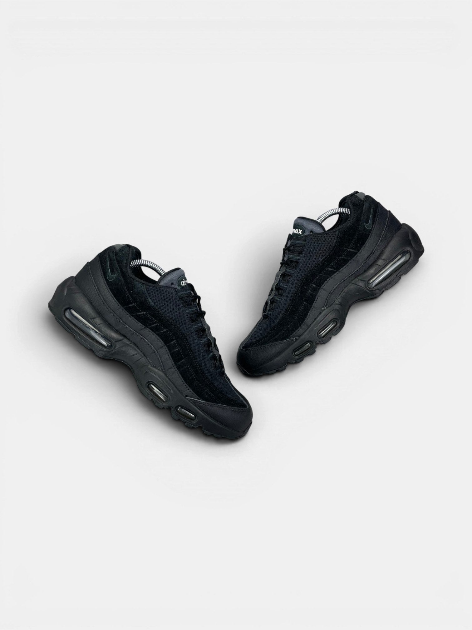 Nike Air Max 95 Essential Triple Black — buty sportowe męskie w bardzo dobrym stanie rozmiar 43, widok z góry na zewnętrzną stronę butów