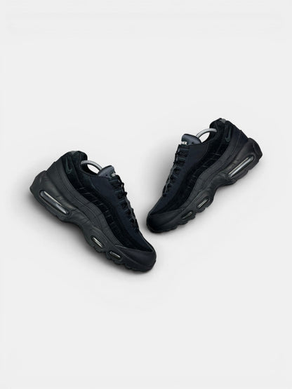 Nike Air Max 95 Essential Triple Black — buty sportowe męskie w bardzo dobrym stanie rozmiar 43, widok z góry na zewnętrzną stronę butów