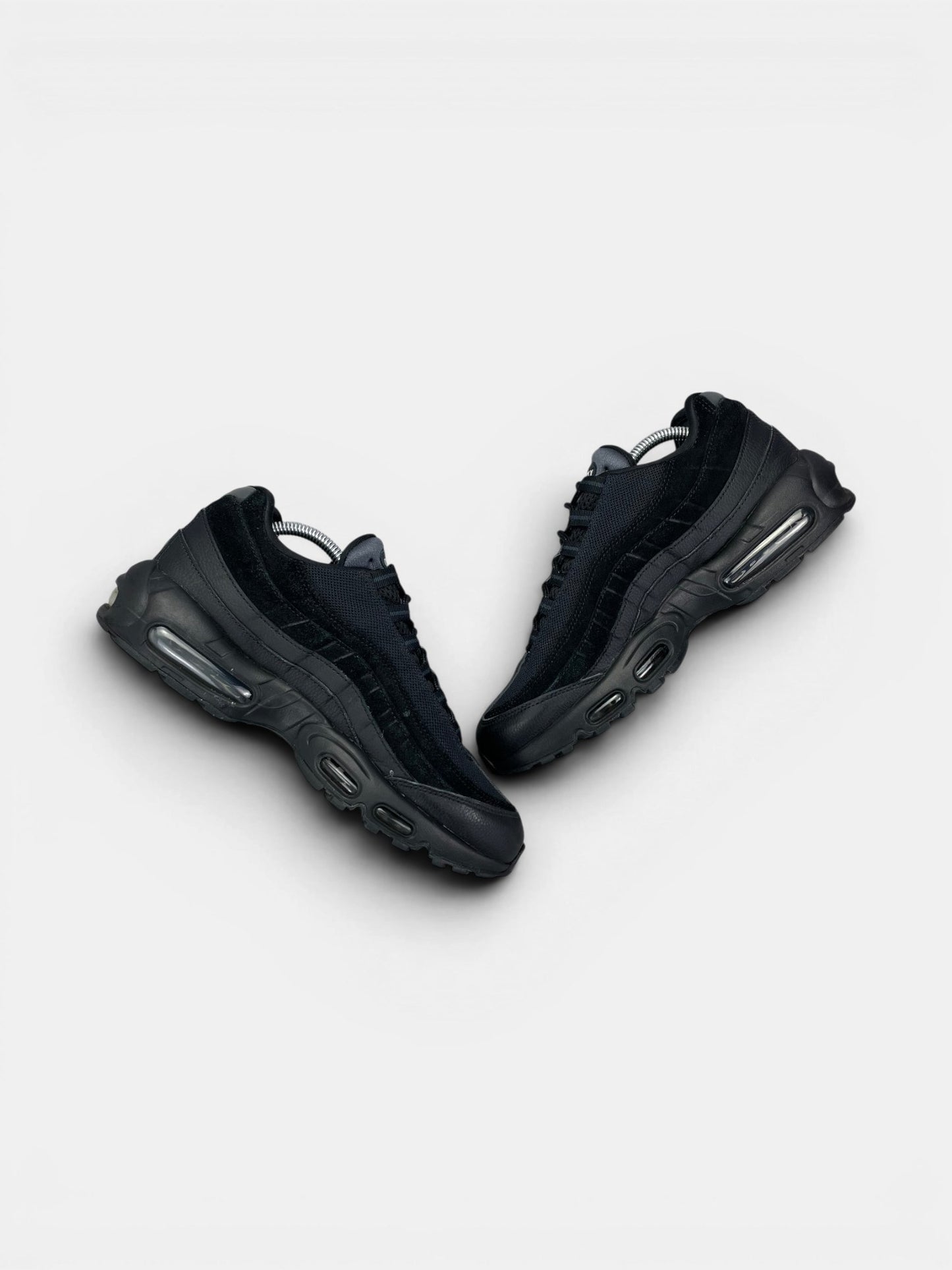 Nike Air Max 95 Essential Triple Black — buty sportowe męskie w bardzo dobrym stanie rozmiar 43, zewnętrzny panel prawego buta