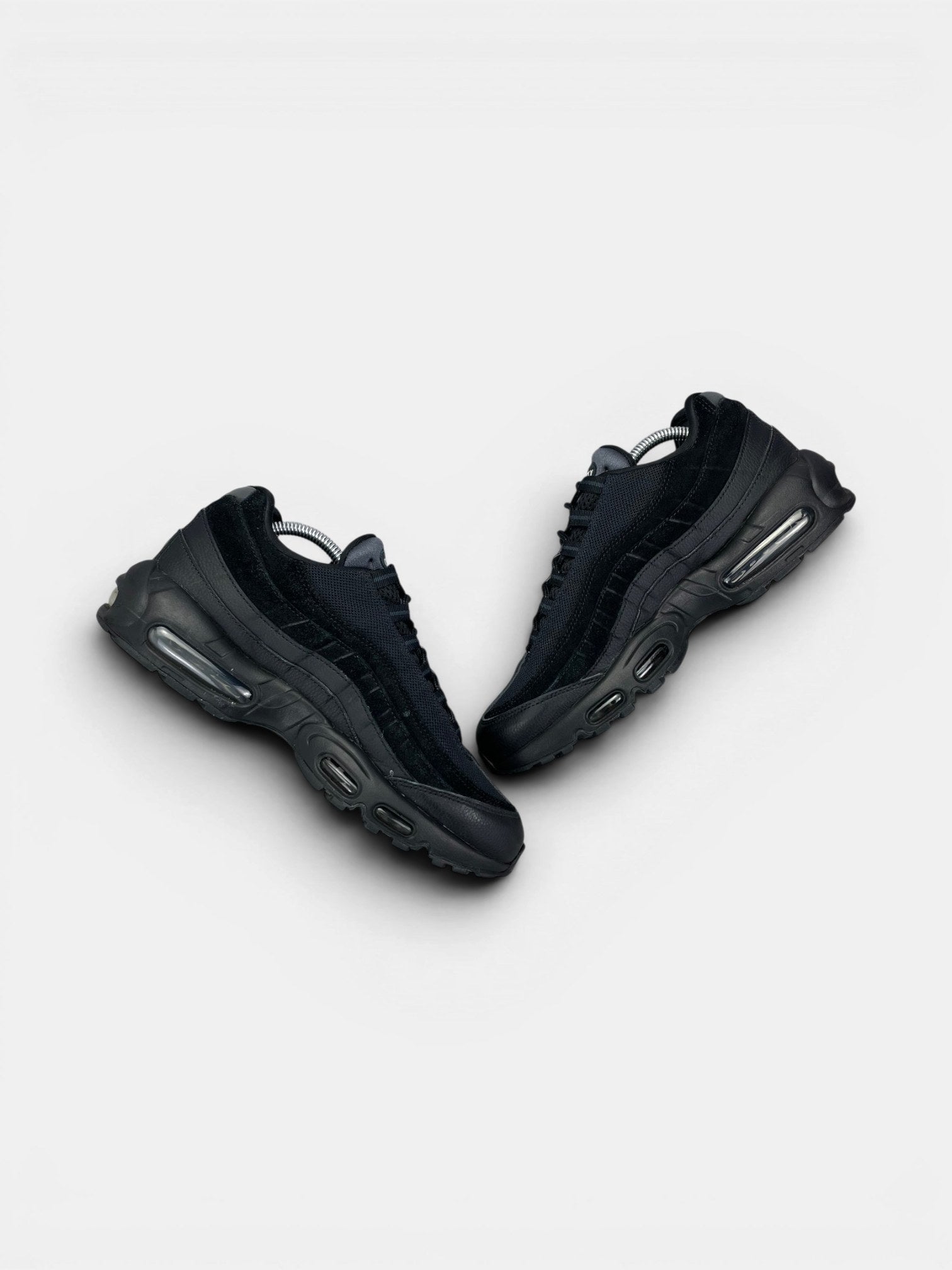 Nike Air Max 95 Essential Triple Black — buty sportowe męskie w bardzo dobrym stanie rozmiar 43, zewnętrzny panel prawego buta