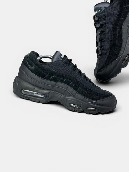 Nike Air Max 95 Essential Triple Black — buty sportowe męskie w bardzo dobrym stanie rozmiar 43, zewnętrzny panel lewego buta