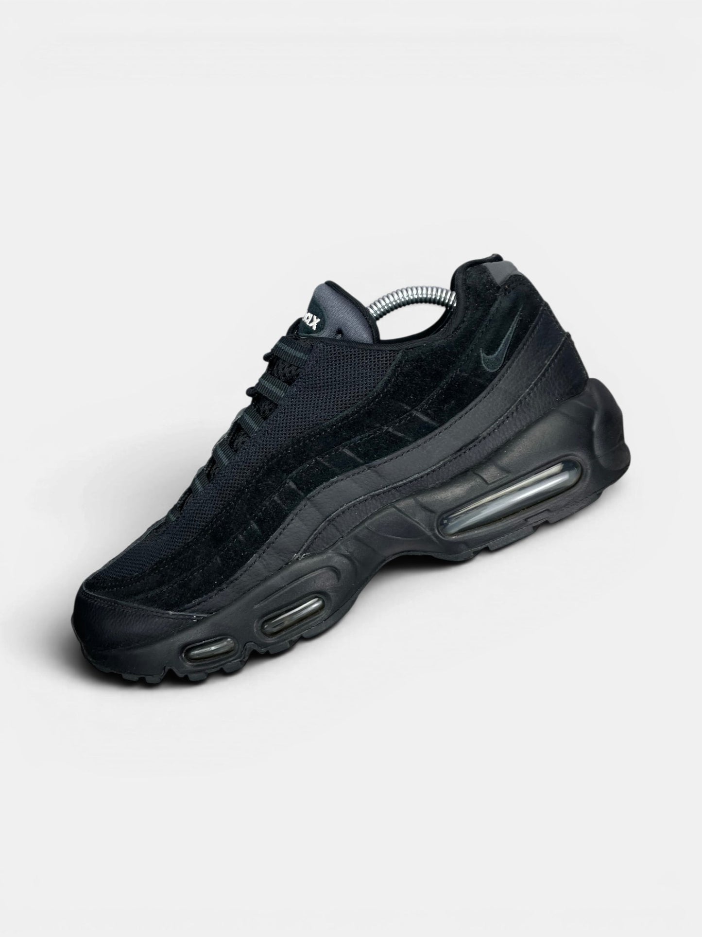 Nike Air Max 95 Essential Triple Black — buty sportowe męskie w bardzo dobrym stanie rozmiar 43, widok z góry na wewnętrzną stronę butów