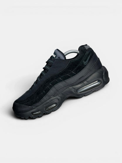 Nike Air Max 95 Essential Triple Black — buty sportowe męskie w bardzo dobrym stanie rozmiar 43, widok z góry na wewnętrzną stronę butów