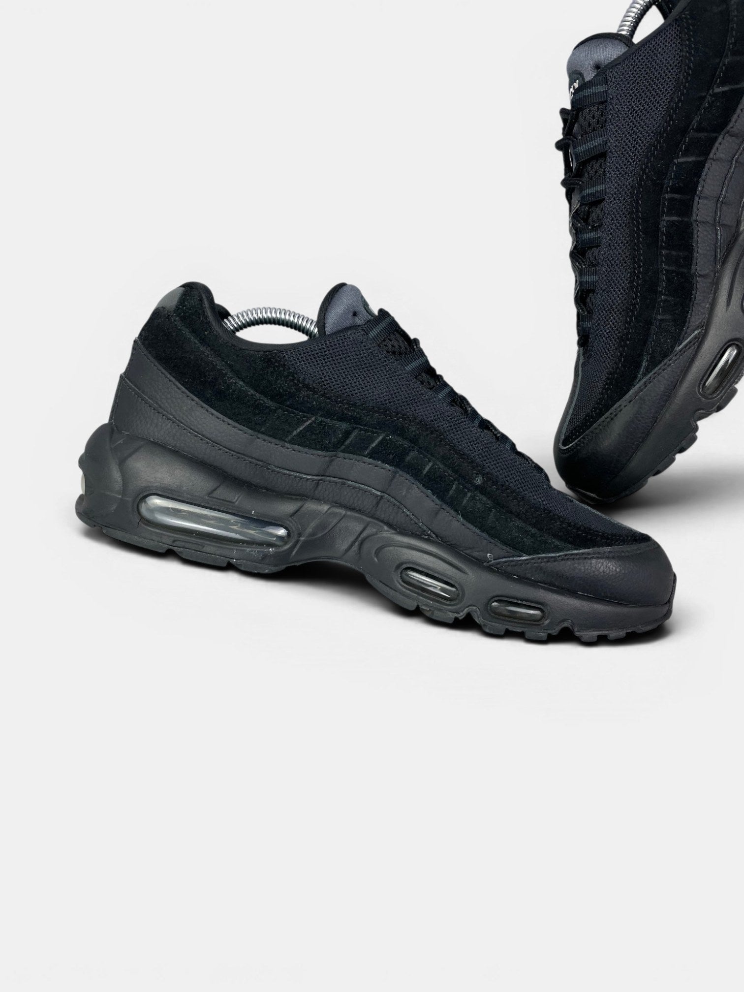 Nike Air Max 95 Essential Triple Black — buty sportowe męskie w bardzo dobrym stanie rozmiar 43, wewnętrzny panel lewego buta