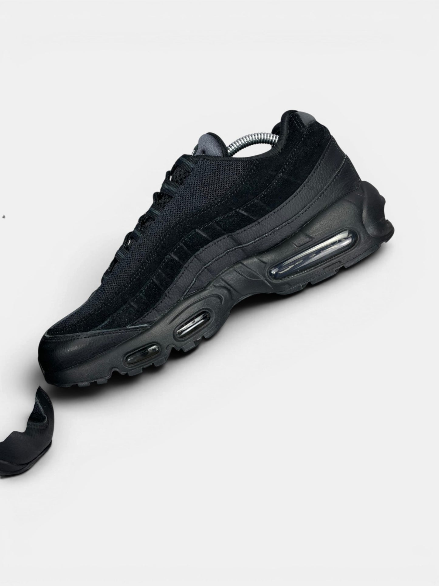 Nike Air Max 95 Essential Triple Black — buty sportowe męskie w bardzo dobrym stanie rozmiar 43, wewnętrzny panel prawego buta