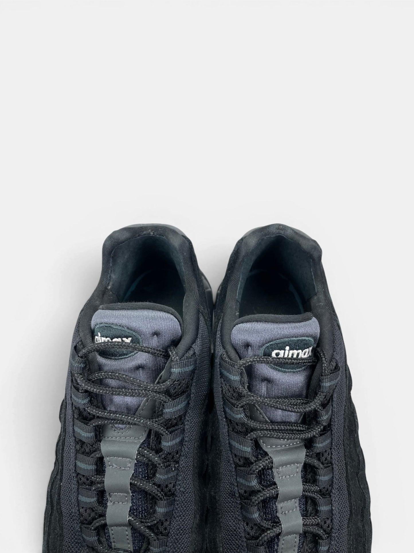 Nike Air Max 95 Essential Triple Black — buty sportowe męskie w bardzo dobrym stanie rozmiar 43, zapiętki butów