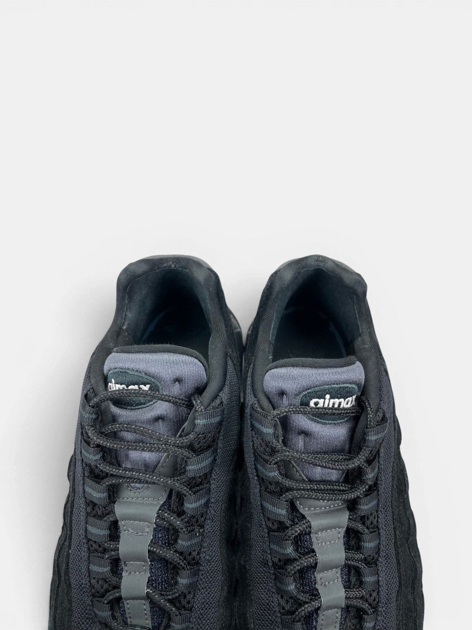 Nike Air Max 95 Essential Triple Black — buty sportowe męskie w bardzo dobrym stanie rozmiar 43, zapiętki butów