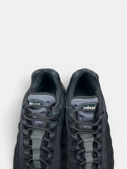 Nike Air Max 95 Essential Triple Black — buty sportowe męskie w bardzo dobrym stanie rozmiar 43, zapiętki butów