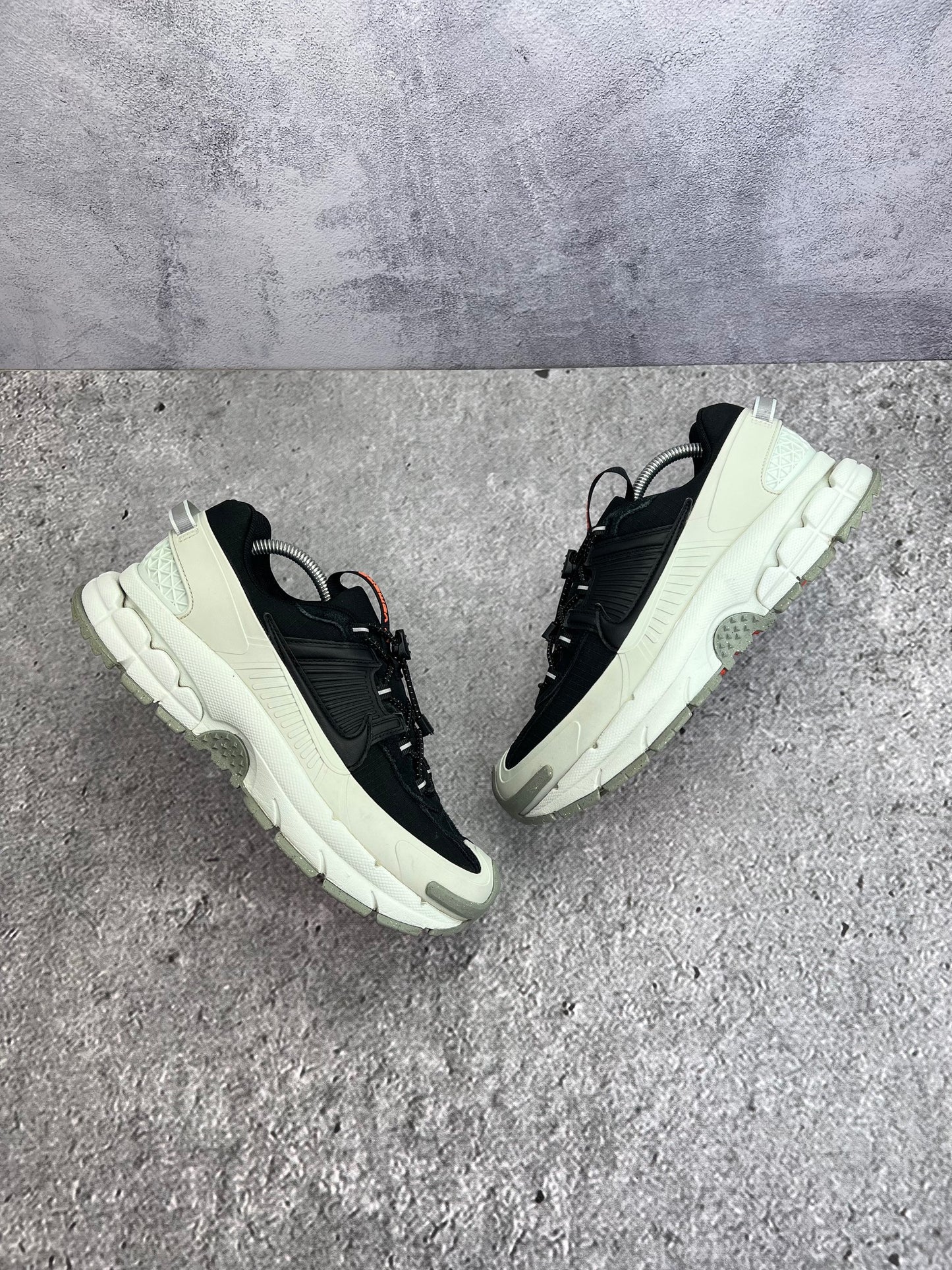 Nike Zoom Vomero Roam Black Light Silver — buty sportowe męskie w bardzo dobrym stanie rozmiar 42.5, widok z góry na zewnętrzną stronę butów