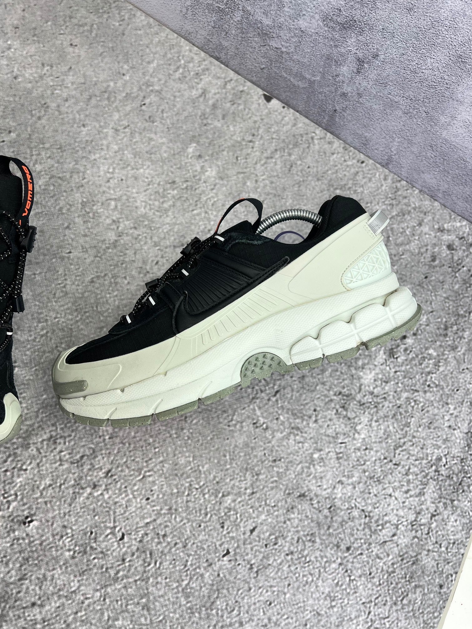 Nike Zoom Vomero Roam Black Light Silver — buty sportowe męskie w bardzo dobrym stanie rozmiar 42.5, zewnętrzny panel lewego buta
