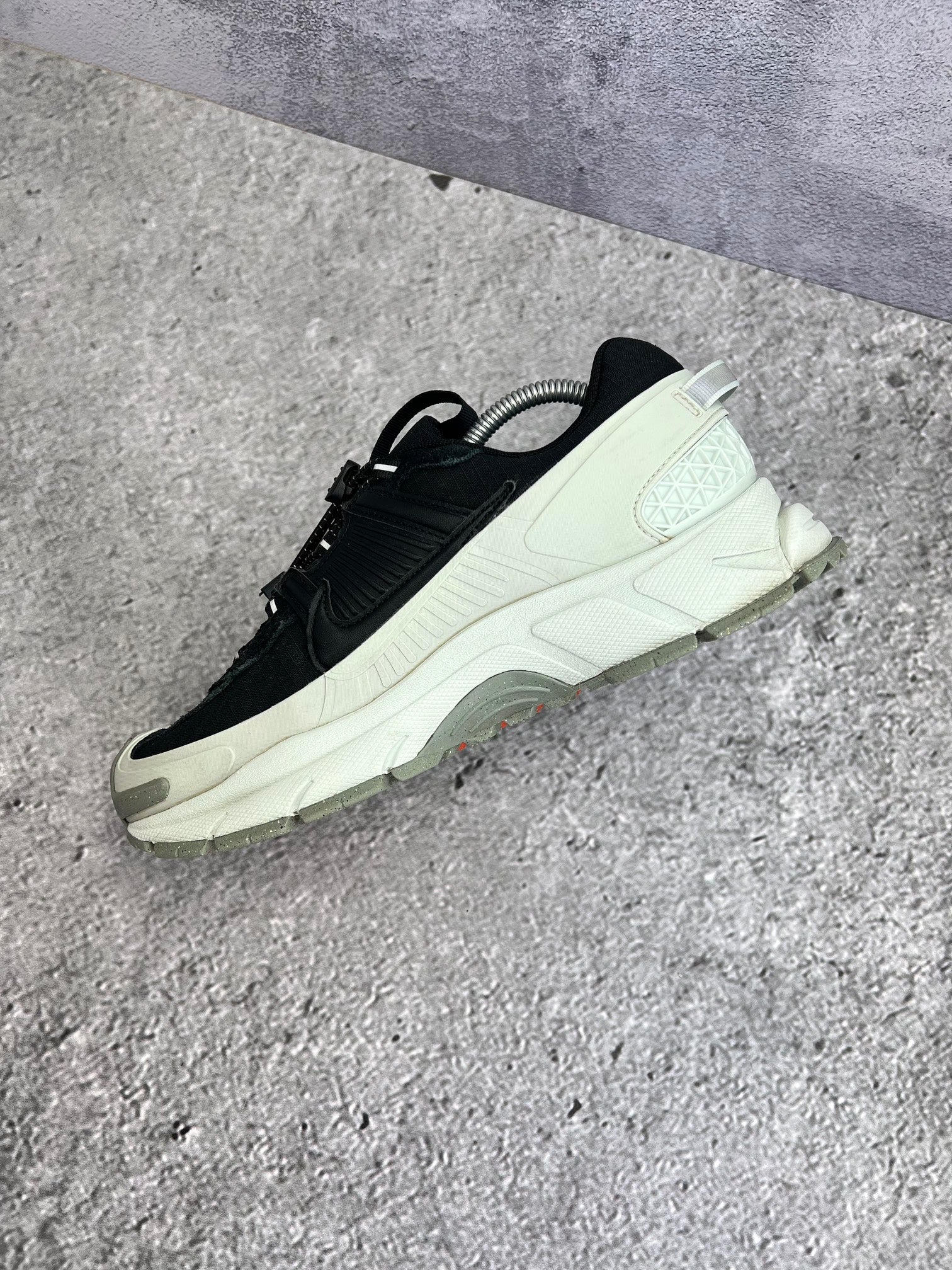 Nike Zoom Vomero Roam Black Light Silver — buty sportowe męskie w bardzo dobrym stanie rozmiar 42.5, wewnętrzny panel prawego buta