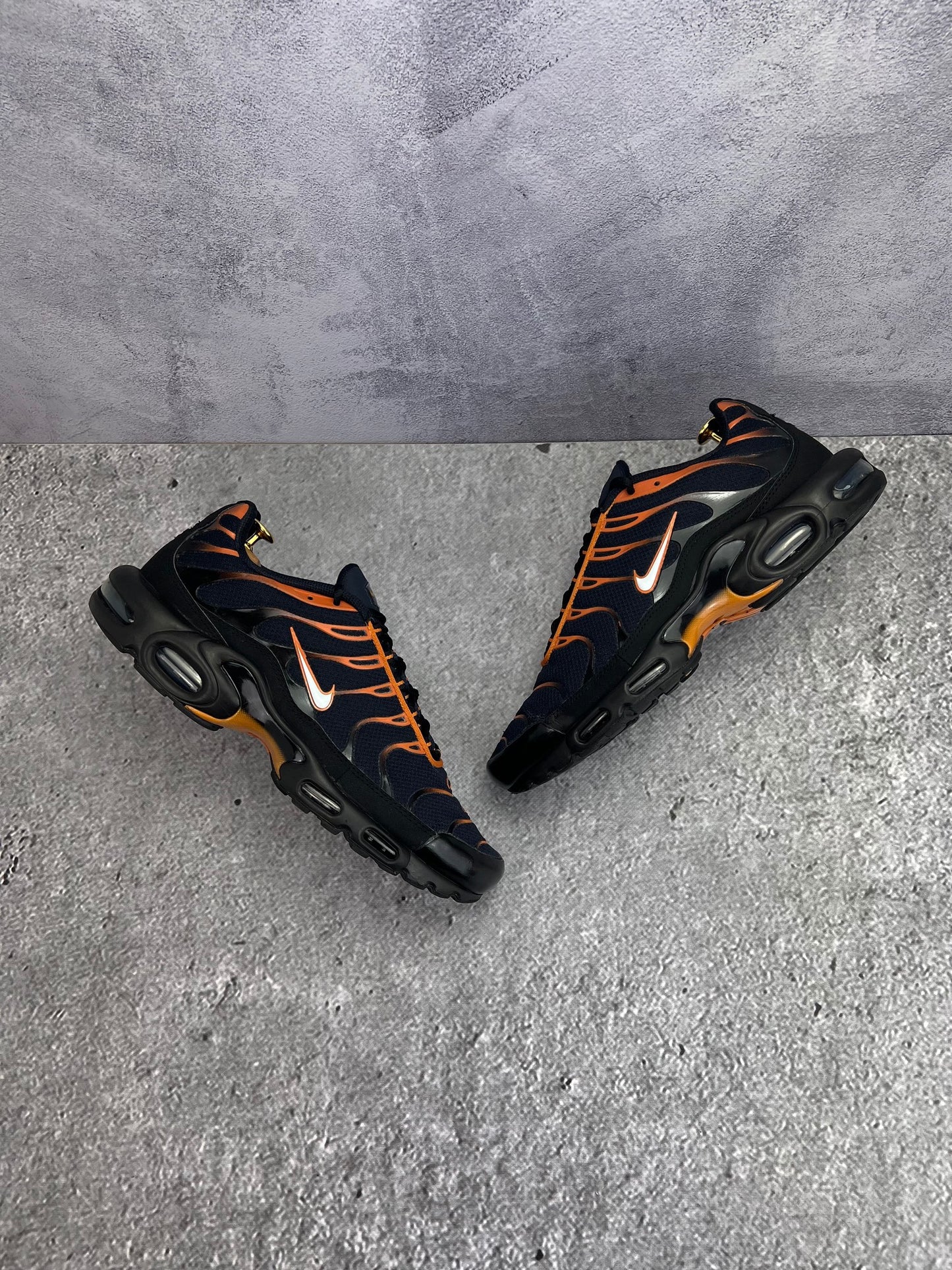 Nike Air Max Plus Dark Obsidian Monarch - buty sportowe, widok z góry na zewnętrzną stronę butów