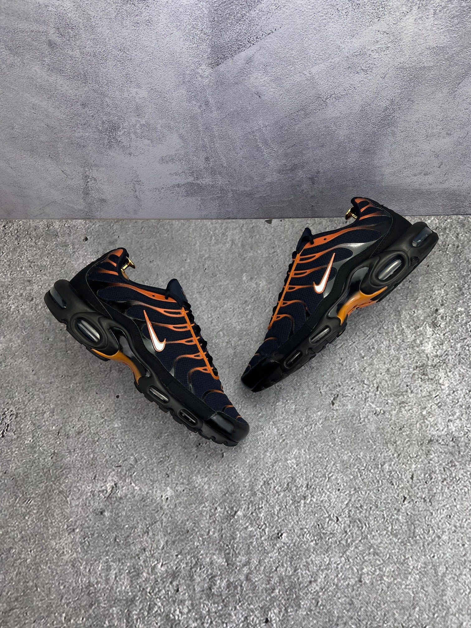 Nike Air Max Plus Dark Obsidian Monarch - buty sportowe, widok z góry na zewnętrzną stronę butów