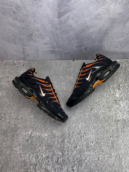 Nike Air Max Plus Dark Obsidian Monarch - buty sportowe, widok z góry na zewnętrzną stronę butów