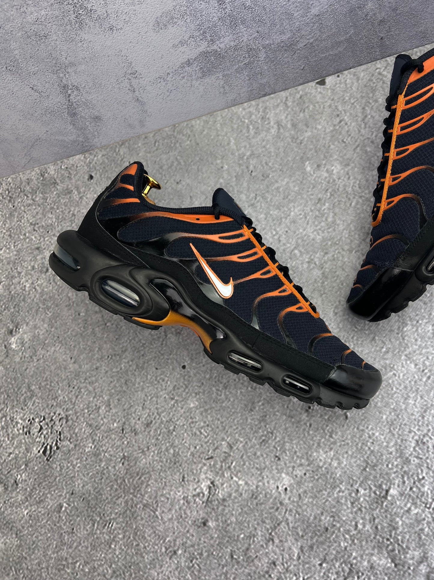 Nike Air Max Plus Dark Obsidian Monarch - buty sportowe, zewnętrzny panel prawego buta