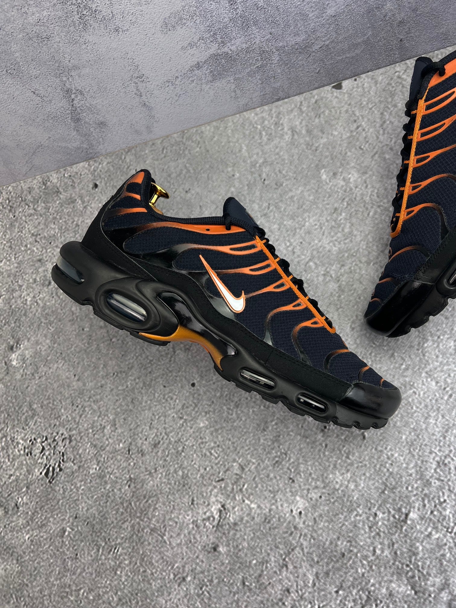 Nike Air Max Plus Dark Obsidian Monarch - buty sportowe, zewnętrzny panel prawego buta