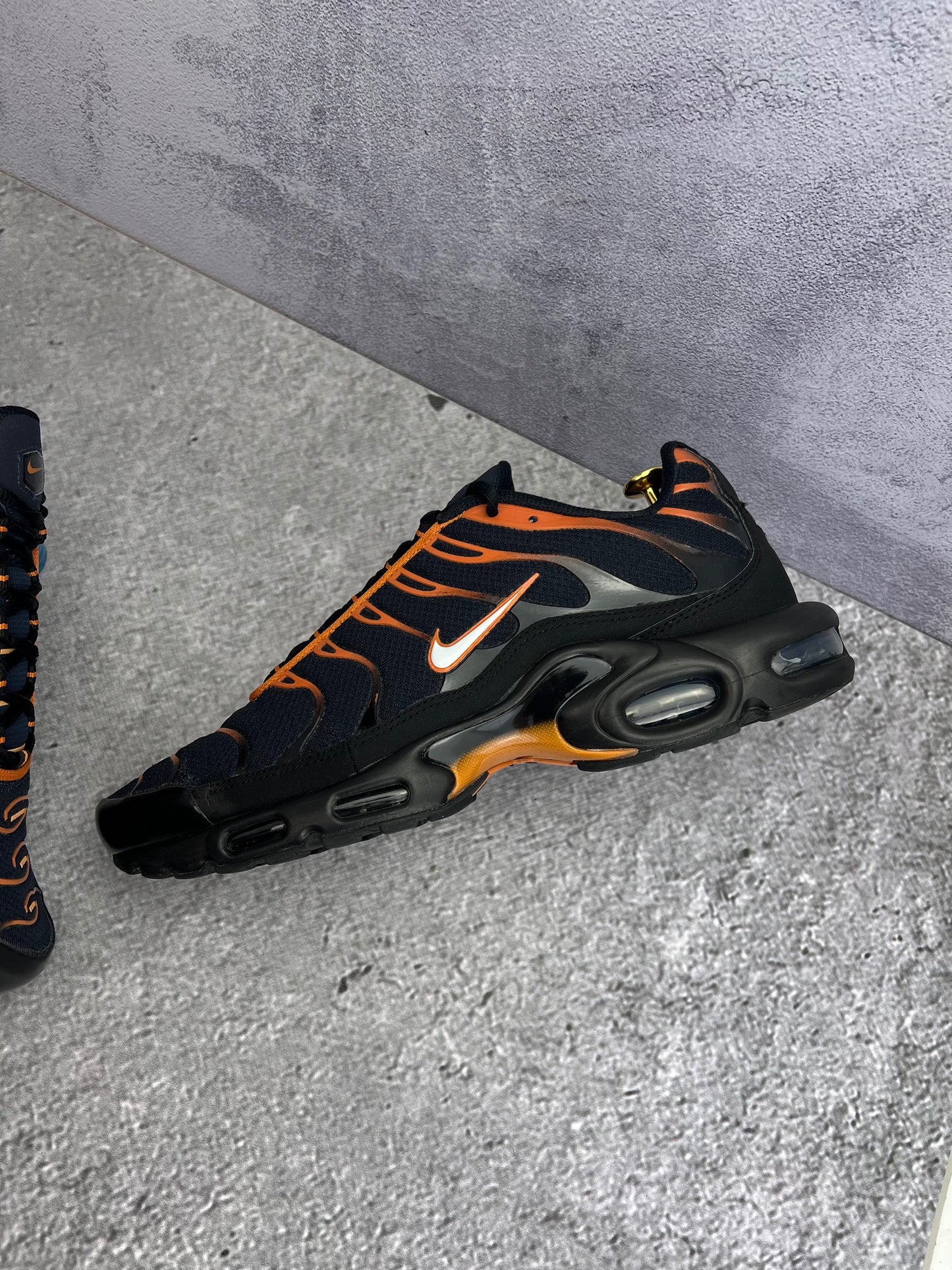 Nike Air Max Plus Dark Obsidian Monarch - buty sportowe, zewnętrzny panel lewego buta