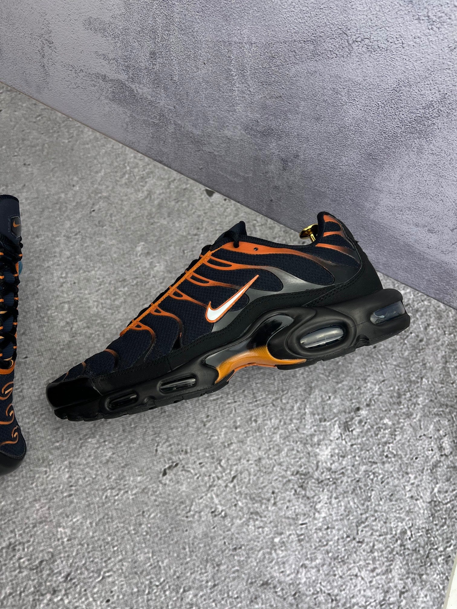Nike Air Max Plus Dark Obsidian Monarch - buty sportowe, zewnętrzny panel lewego buta