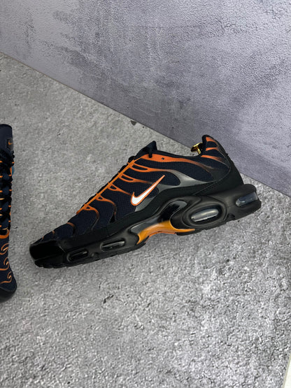Nike Air Max Plus Dark Obsidian Monarch - buty sportowe, zewnętrzny panel lewego buta