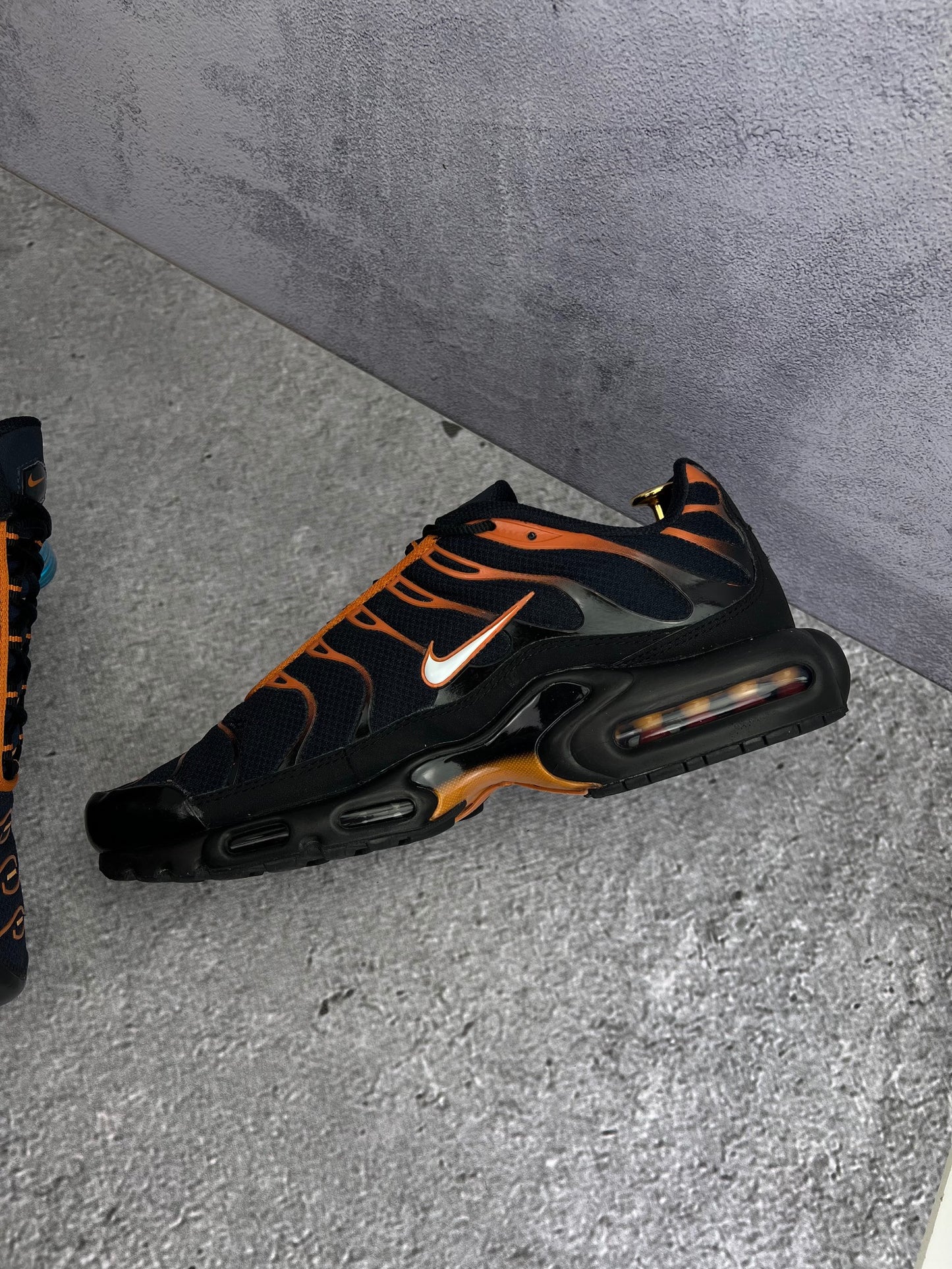 Nike Air Max Plus Dark Obsidian Monarch - buty sportowe, wewnętrzny panel prawego buta