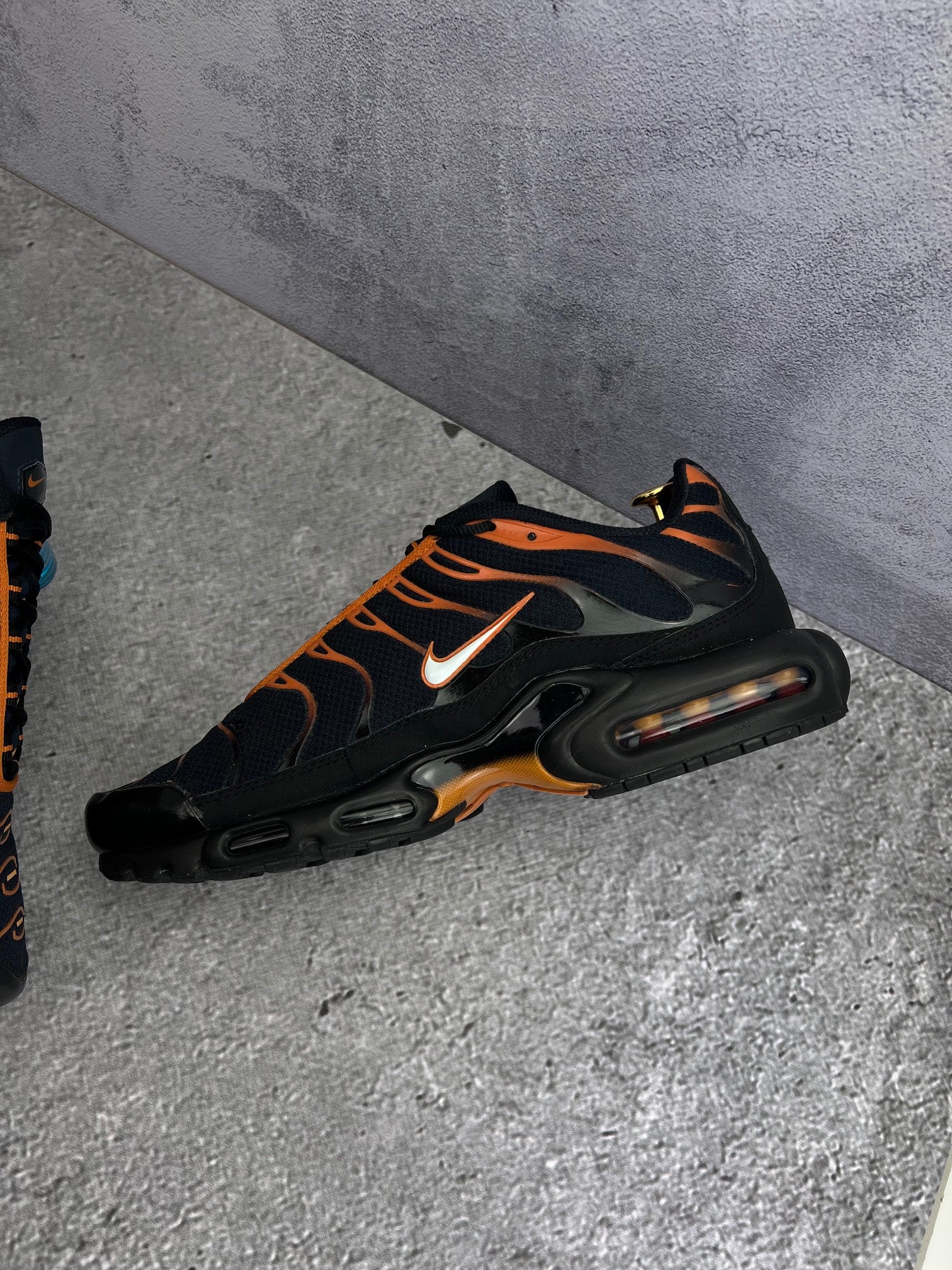 Nike Air Max Plus Dark Obsidian Monarch - buty sportowe, wewnętrzny panel prawego buta