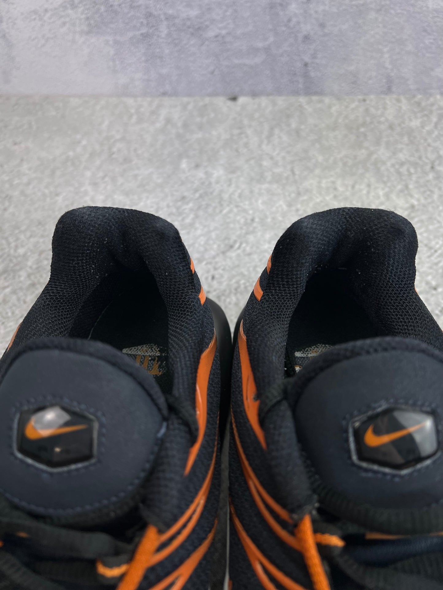 Nike Air Max Plus Dark Obsidian Monarch - buty sportowe, zapiętki butów
