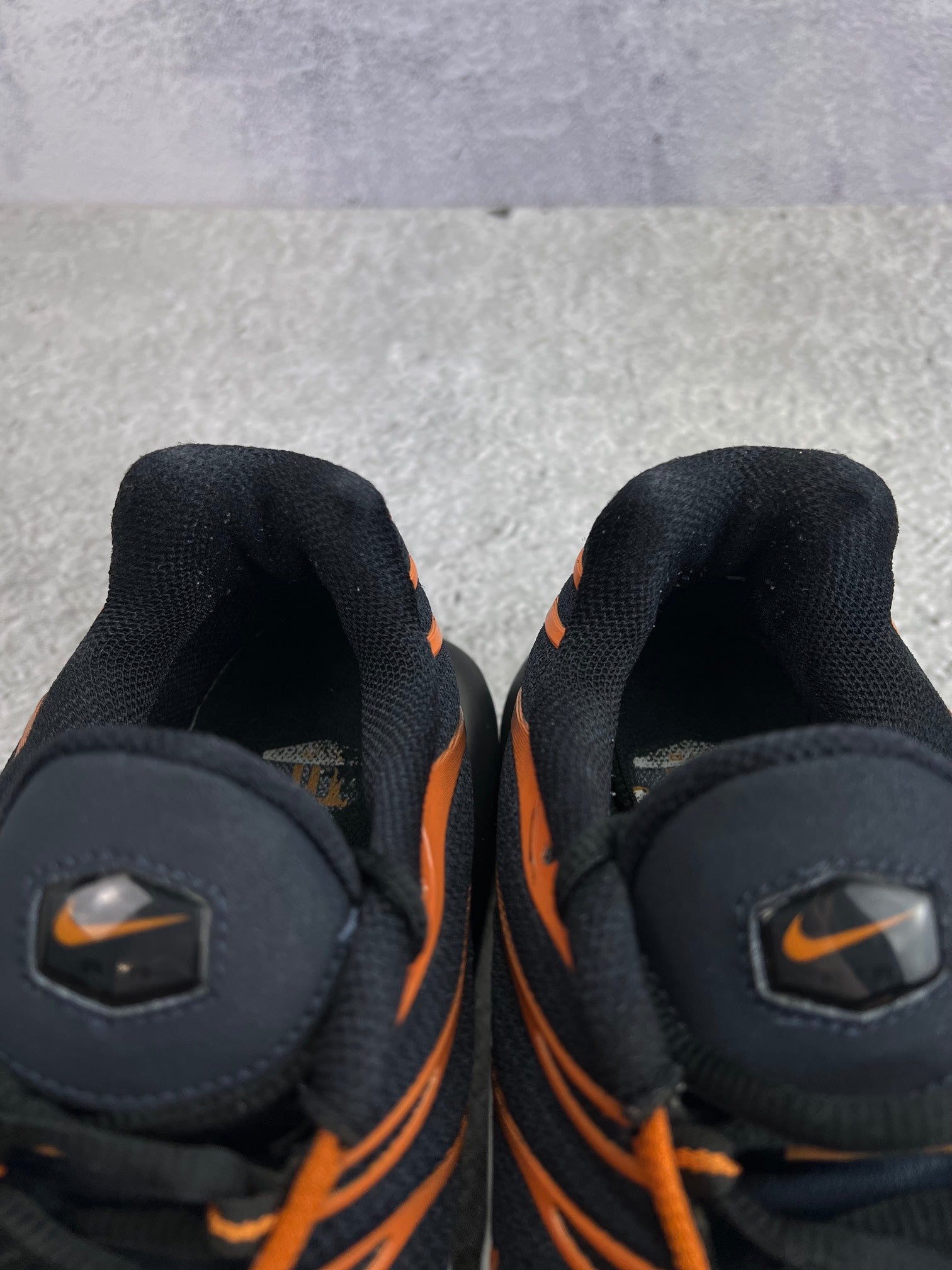 Nike Air Max Plus Dark Obsidian Monarch - buty sportowe, zapiętki butów