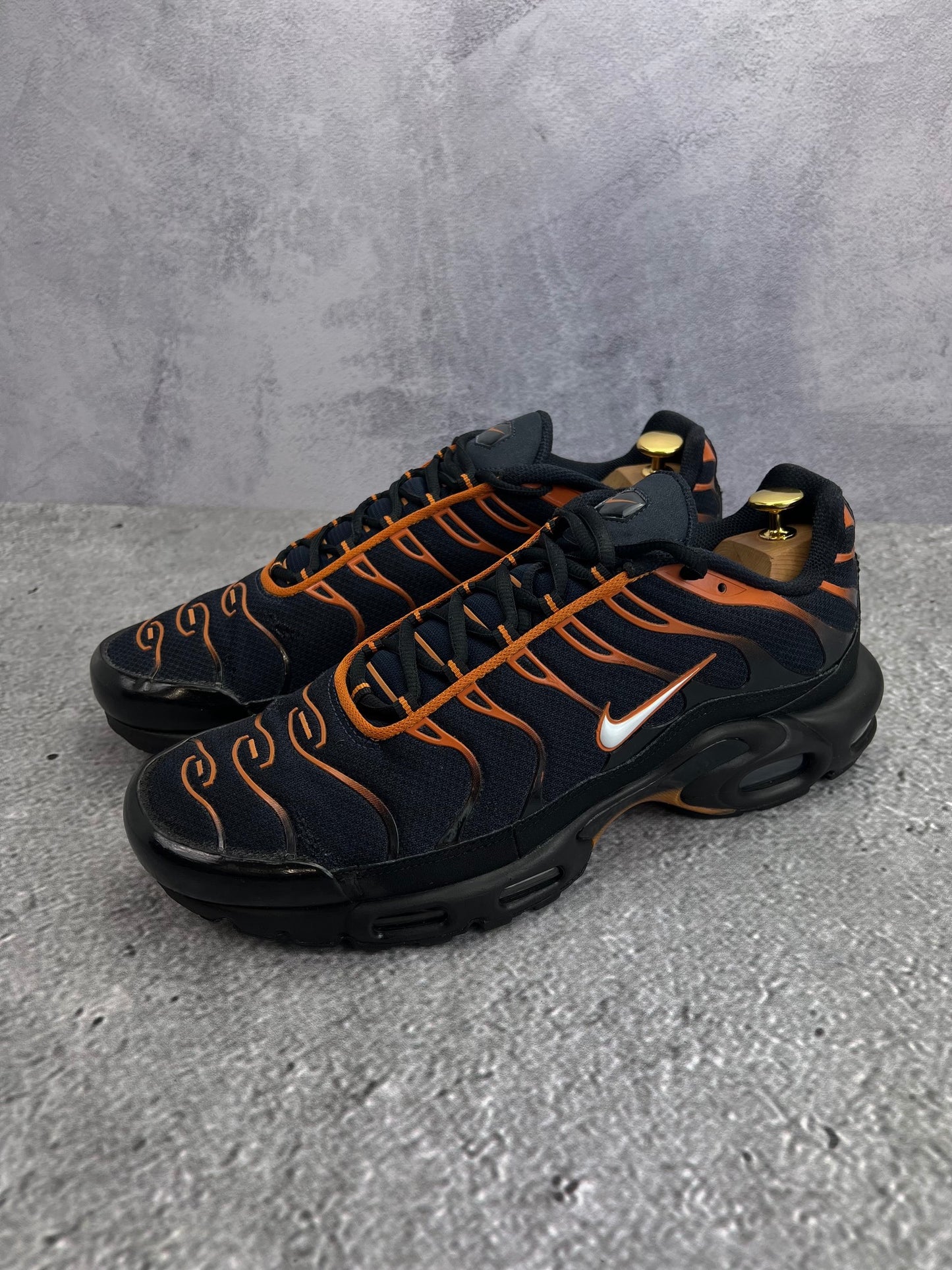 Nike Air Max Plus Dark Obsidian Monarch - buty sportowe, widok z boku na tle studyjnym