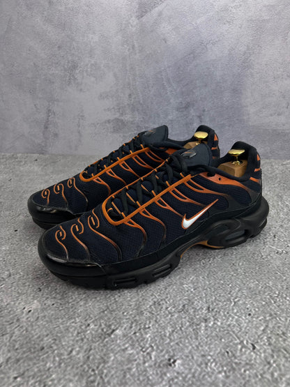 Nike Air Max Plus Dark Obsidian Monarch - buty sportowe, widok z boku na tle studyjnym