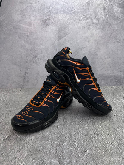 Nike Air Max Plus Dark Obsidian Monarch - buty sportowe, para butów, widok z boku na tle studyjnym