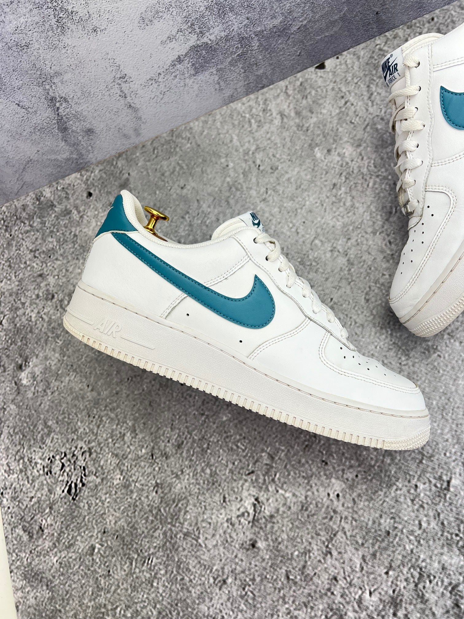 Nike Air Force 1 ’07 — buty sportowe męskie w bardzo dobrym stanie rozmiar 46, widok z góry na zewnętrzną stronę butów