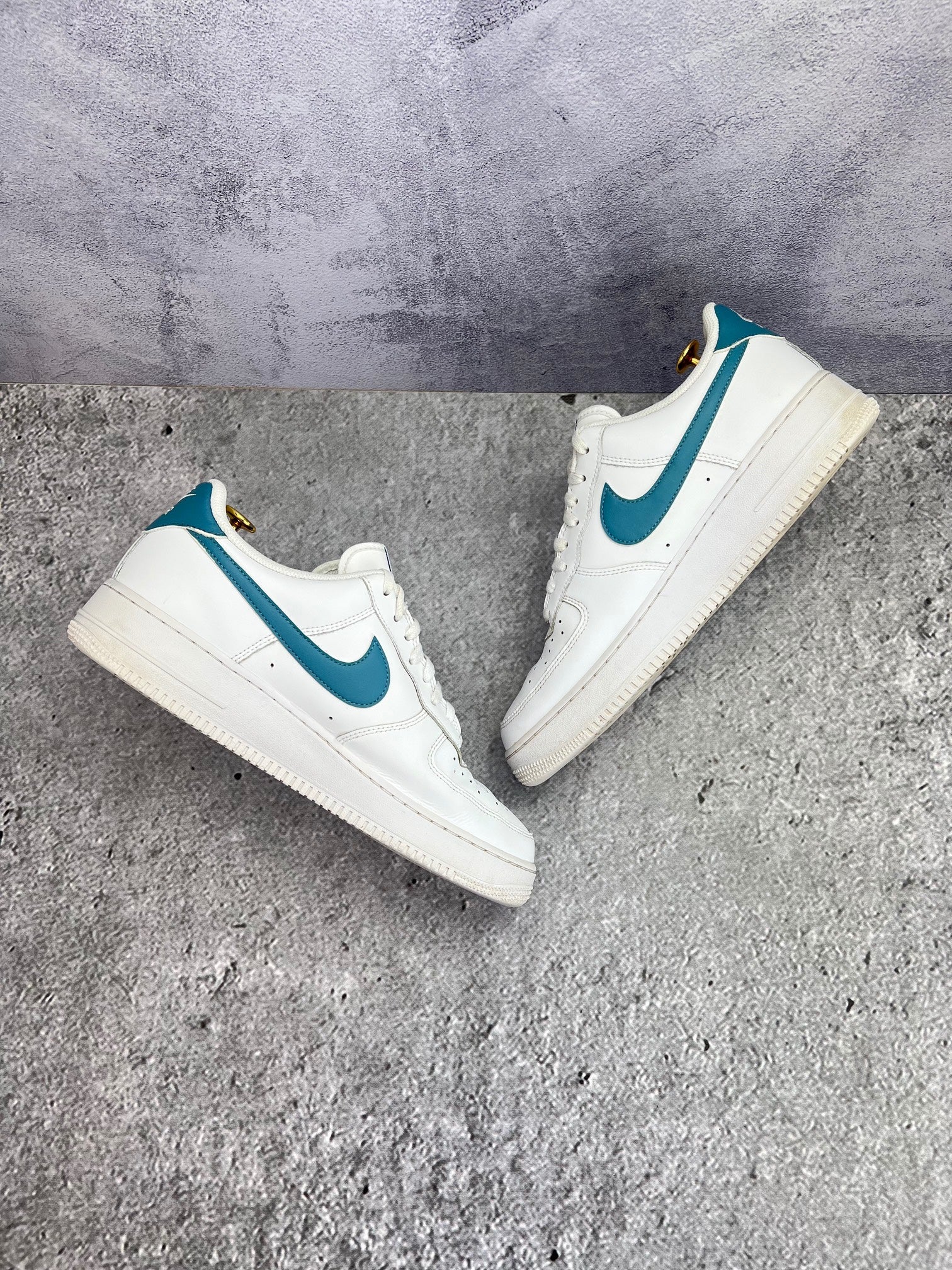 Nike Air Force 1 ’07 — buty sportowe męskie w bardzo dobrym stanie rozmiar 46, zewnętrzny panel lewego buta