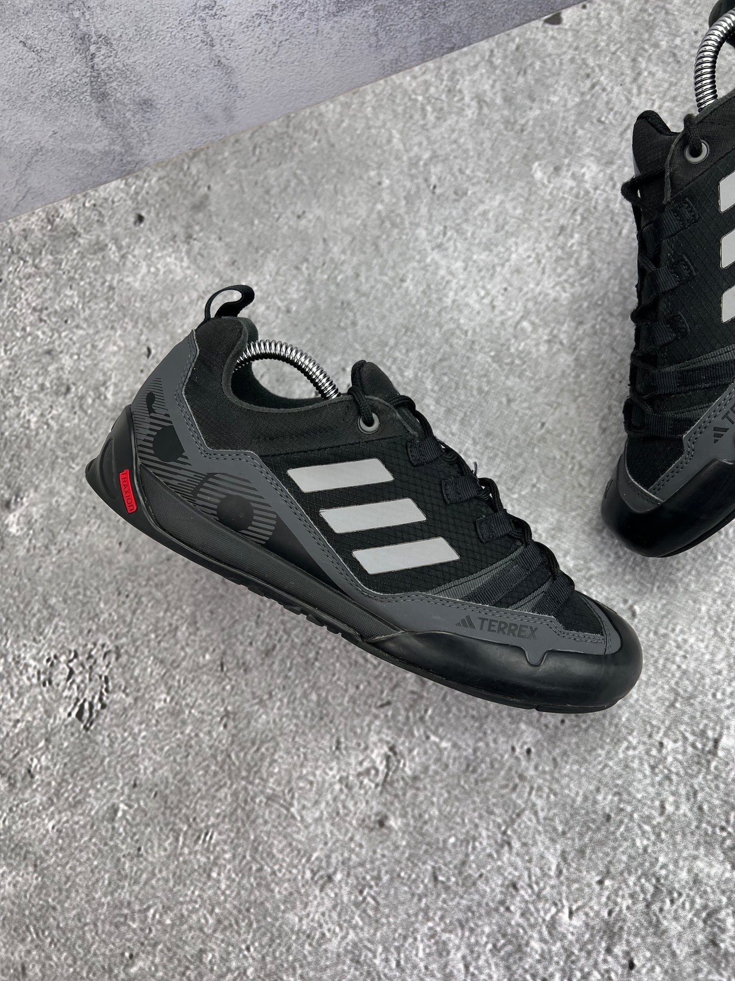 adidas Terrex Swift Solo 2.0 Core Black - buty sportowe, zewnętrzny panel prawego buta
