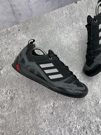 adidas Terrex Swift Solo 2.0 Core Black - buty sportowe, zewnętrzny panel prawego buta