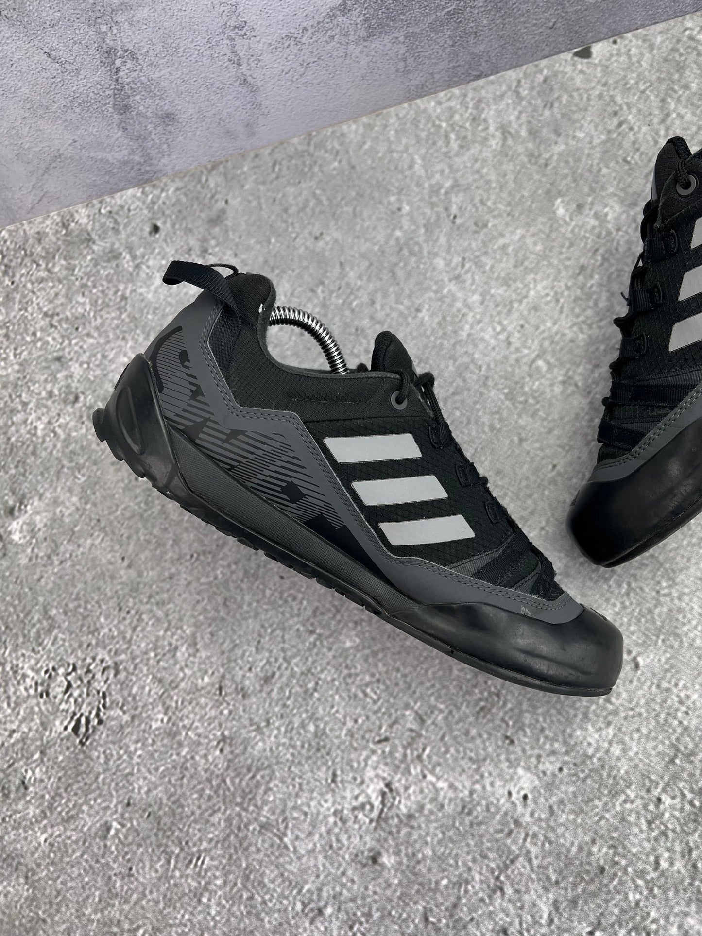 adidas Terrex Swift Solo 2.0 Core Black - buty sportowe, wewnętrzny panel lewego buta