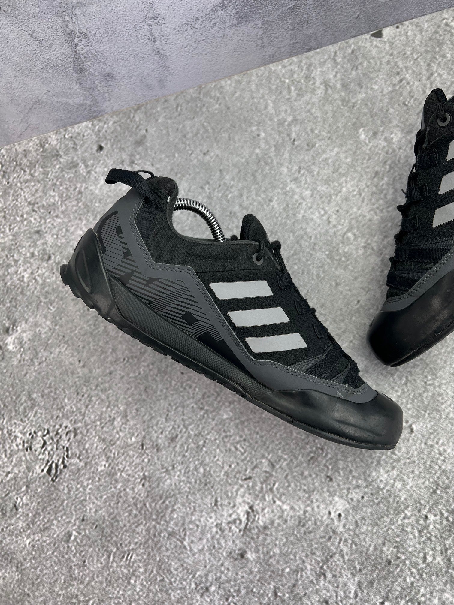 adidas Terrex Swift Solo 2.0 Core Black - buty sportowe, wewnętrzny panel lewego buta
