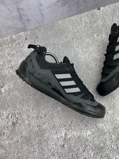 adidas Terrex Swift Solo 2.0 Core Black - buty sportowe, wewnętrzny panel lewego buta